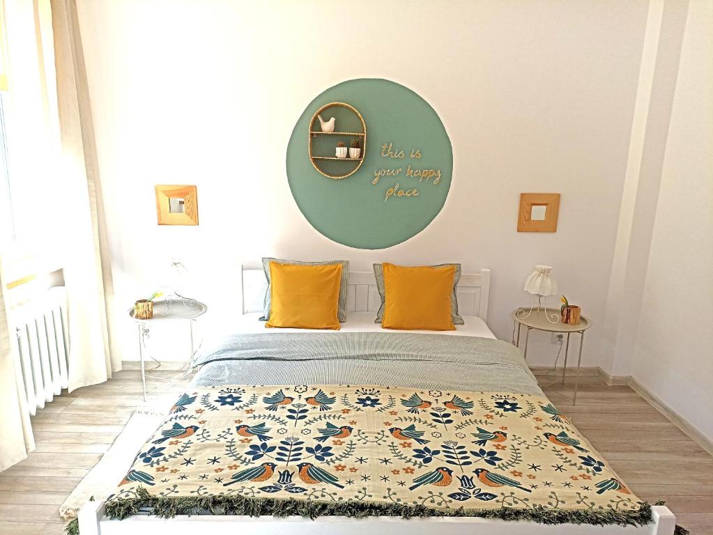 sypialnia z łóżkiem z zielonym lustrem na ścianie w obiekcie Apartament Jaśmin w Szklarskiej Porębie