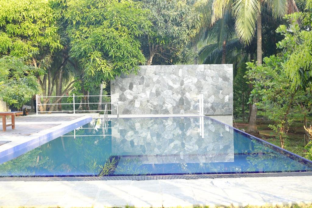 Bazén v ubytování Shanthi Villa Resort nebo v jeho okolí