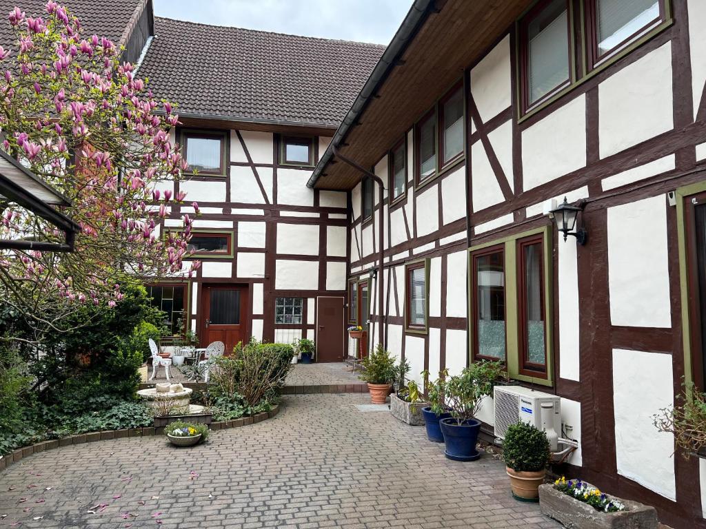 un cortile di un edificio con piante in vaso di Ferienwohnung/Monteurwohnung in ruhigem Innenhof a Nörten-Hardenberg