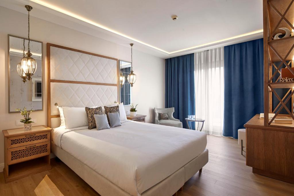 Postel nebo postele na pokoji v ubytování Madrigale Panoramic Lifestyle & Soulful Hotel