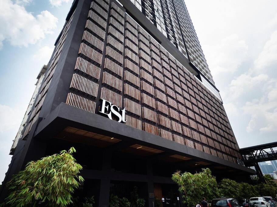 a tall building with the rst sign on it at KLSentral-Bangsar-MidValley-2-10pax-Netflix-Balcony-Super Fast Internet in Kuala Lumpur