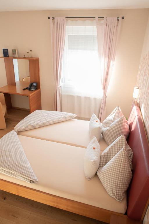 Postel nebo postele na pokoji v ubytování Restaurant Hotel Schrott