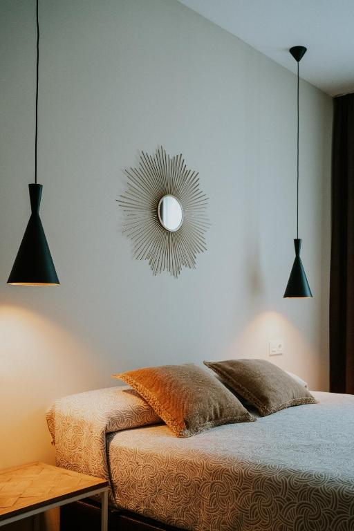 トレ・デル・マールにあるApartamentos Levante - Maresのベッドルーム1室(壁に鏡付きのベッド1台付)