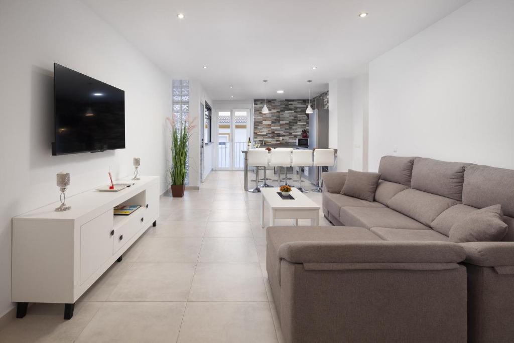 a living room with a couch and a tv at El Monte in Cómpeta