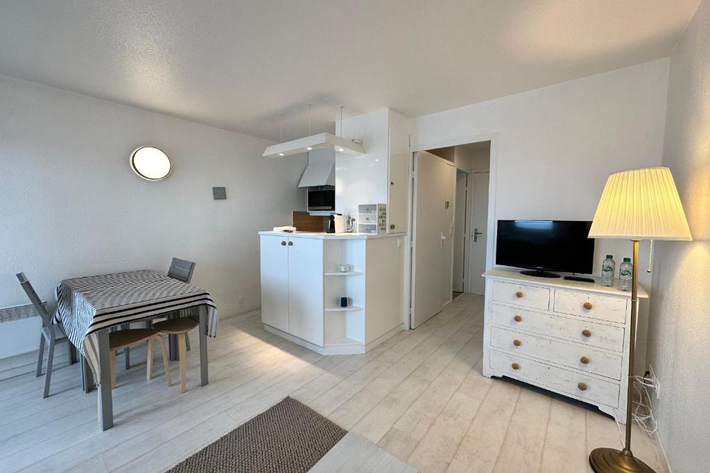 salon ze stołem jadalnym i kuchnią w obiekcie Les Tamaris - Studio with Sea View - Trouville-Sur-Mer w mieście Trouville-sur-Mer
