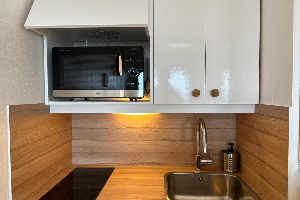 Kuchnia lub aneks kuchenny w obiekcie Les Tamaris - Studio with Sea View - Trouville-Sur-Mer