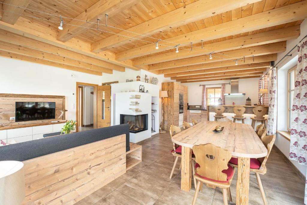 a kitchen and dining room with a wooden table at Chalet Fischerkogel an der Skipiste in Sankt Margarethen im Lungau