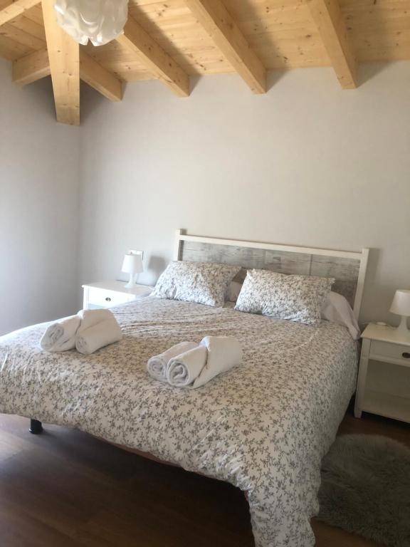 a bedroom with a bed with towels on it at La Bodega de Antonio in Faramontanos de Tábara