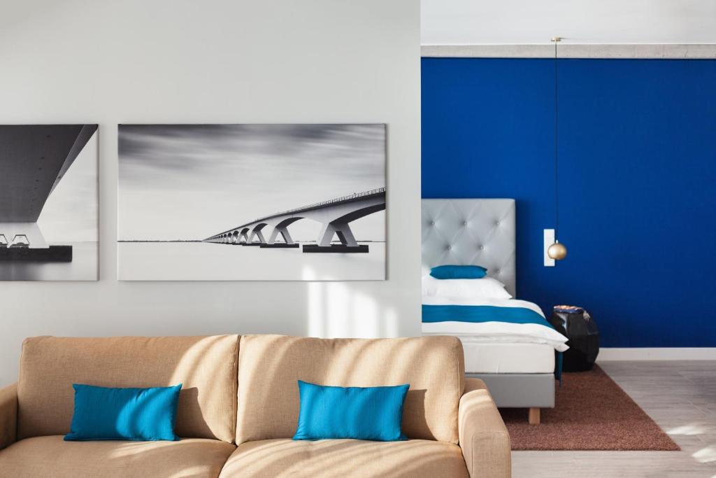 شقق ملوفت ميونيخ في ميونخ: غرفة معيشة مع أريكة وسرير