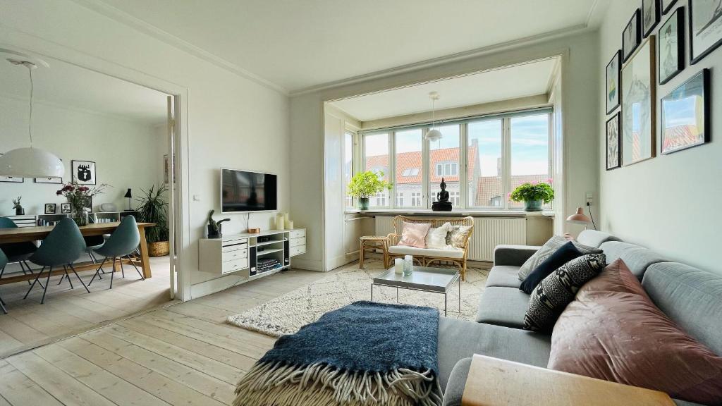 un soggiorno con divano e tavolo di ApartmentInCopenhagen Apartment 80 a Copenaghen