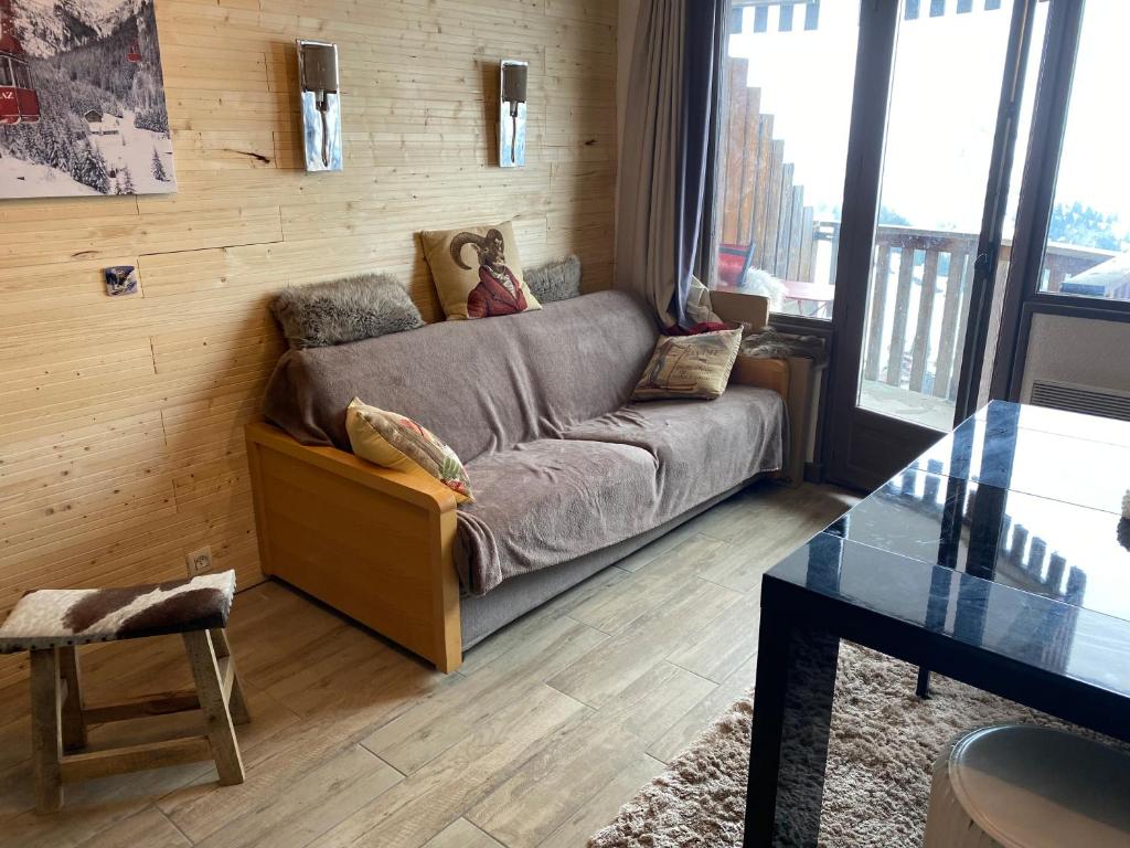 a living room with a couch and a table at Antarès Location Avoriaz in Avoriaz