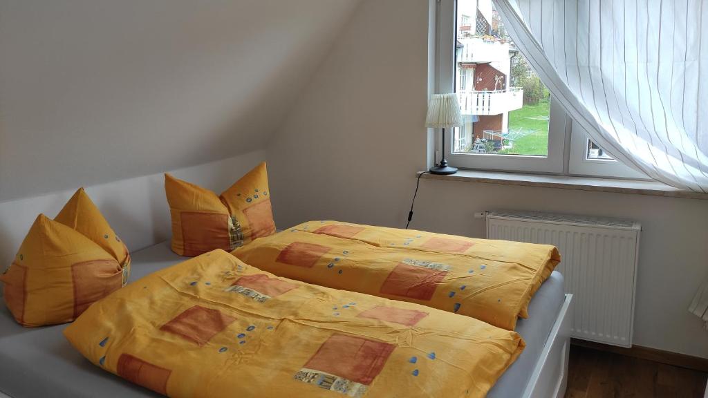 1 Schlafzimmer mit 2 Betten und einem Fenster in der Unterkunft Stiegenstübchen am Weinberg in Dresden