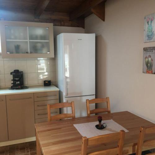 Kuchyň nebo kuchyňský kout v ubytování Tulipán Apartman Kápolnásnyék