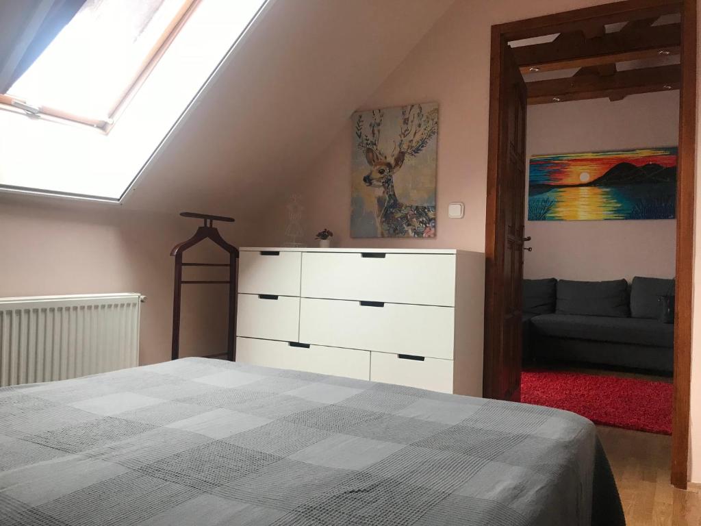 Postel nebo postele na pokoji v ubytování Tulipán Apartman Kápolnásnyék