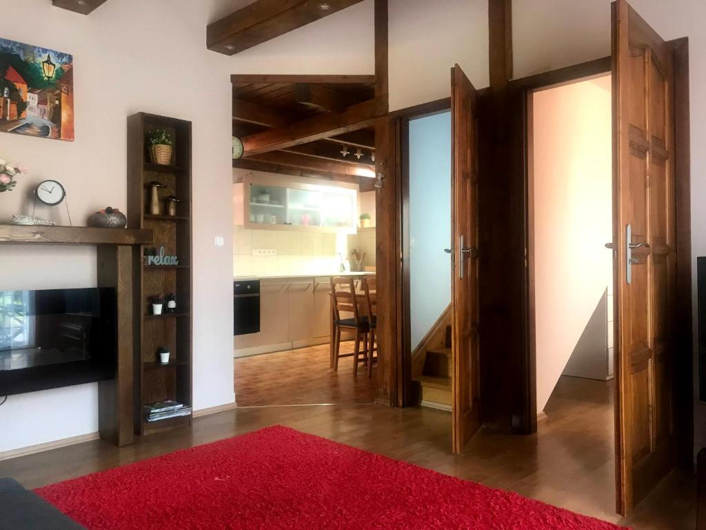 TV a/nebo společenská místnost v ubytování Tulipán Apartman Kápolnásnyék