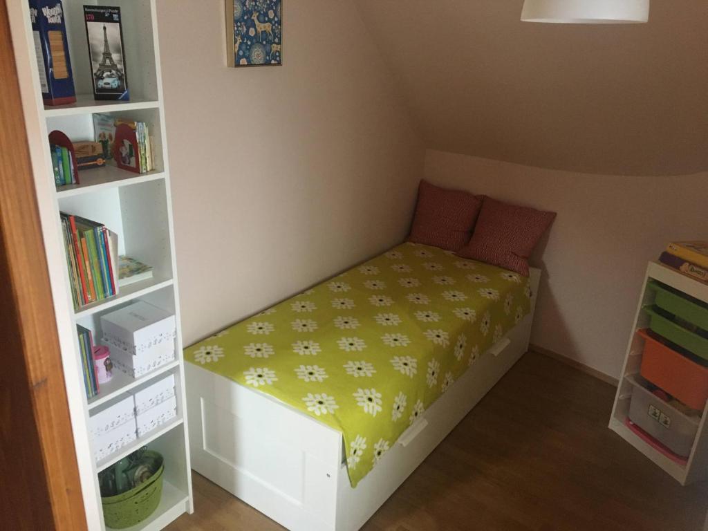 Postel nebo postele na pokoji v ubytování Tulipán Apartman Kápolnásnyék