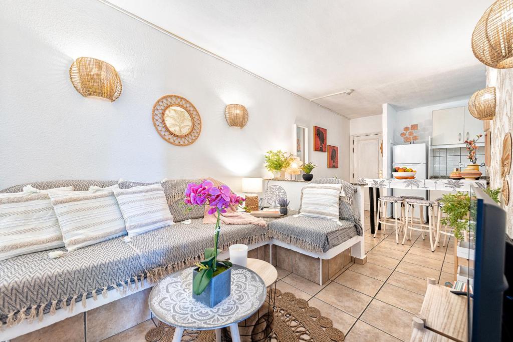 a living room with a couch and a table at Apartamento Tropical en playa del inglés in Maspalomas