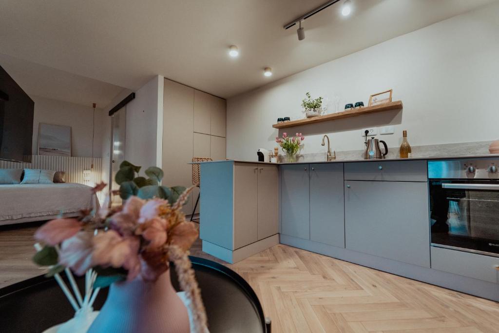 a living room with a kitchen with blue cabinets at צימר רפאל in Eilat
