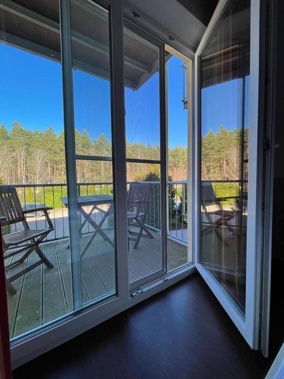 a screened in porch with chairs and a table at Küstenapartment 3 in Gelbensande