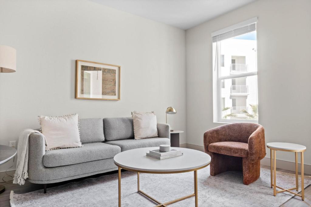 Χώρος καθιστικού στο Fremont 1BR w Roof Pool Spa nr TJ WF SFO-983
