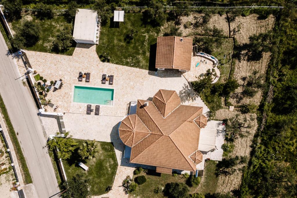 an overhead view of a house with a pool at Villa Ellania in Ambelókipoi