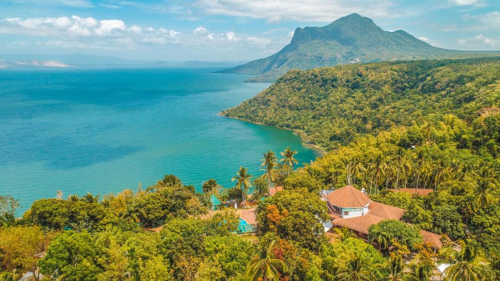 eine Luftansicht auf das Meer und ein Resort in der Unterkunft Noni's Resort in Alitagtag