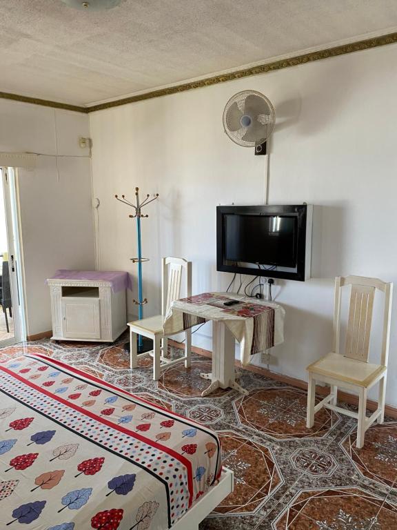 TV a/nebo společenská místnost v ubytování Apartments la Colombe
