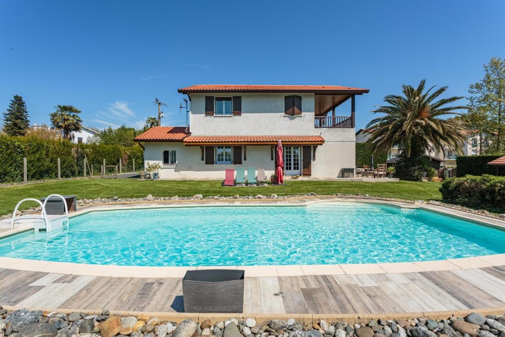een villa met een zwembad voor een huis bij Maison Urt - Charmante maison avec piscine in Urt