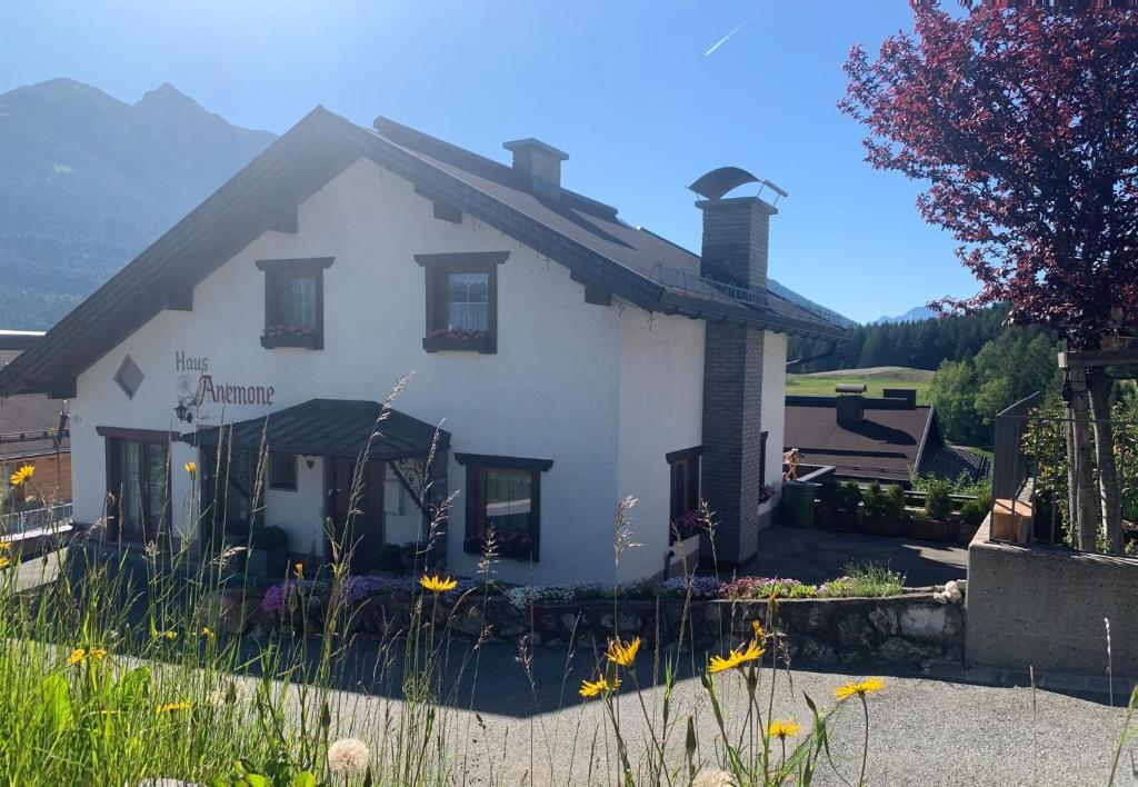 una casa bianca con dei fiori davanti di Haus Anemone a Seefeld in Tirol