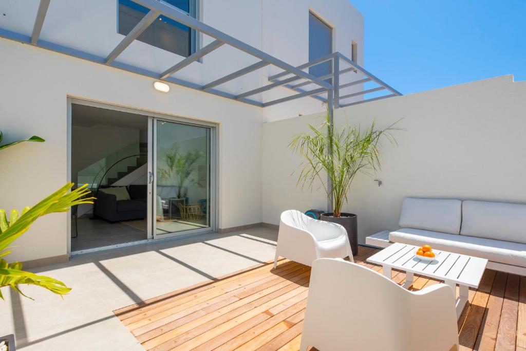 un soggiorno con un divano e un tavolo di MEDANO4YOU Tenerife Breeze a El Médano