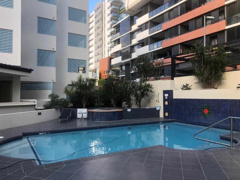 una piscina frente a un edificio de apartamentos en SOUTH BRISBANE APARTMENTS Free Parking en Brisbane