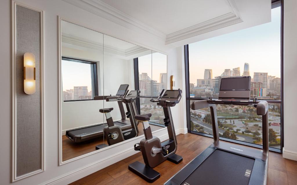 Fitness centrum a/nebo fitness zařízení v ubytování The Ritz-Carlton, Baku