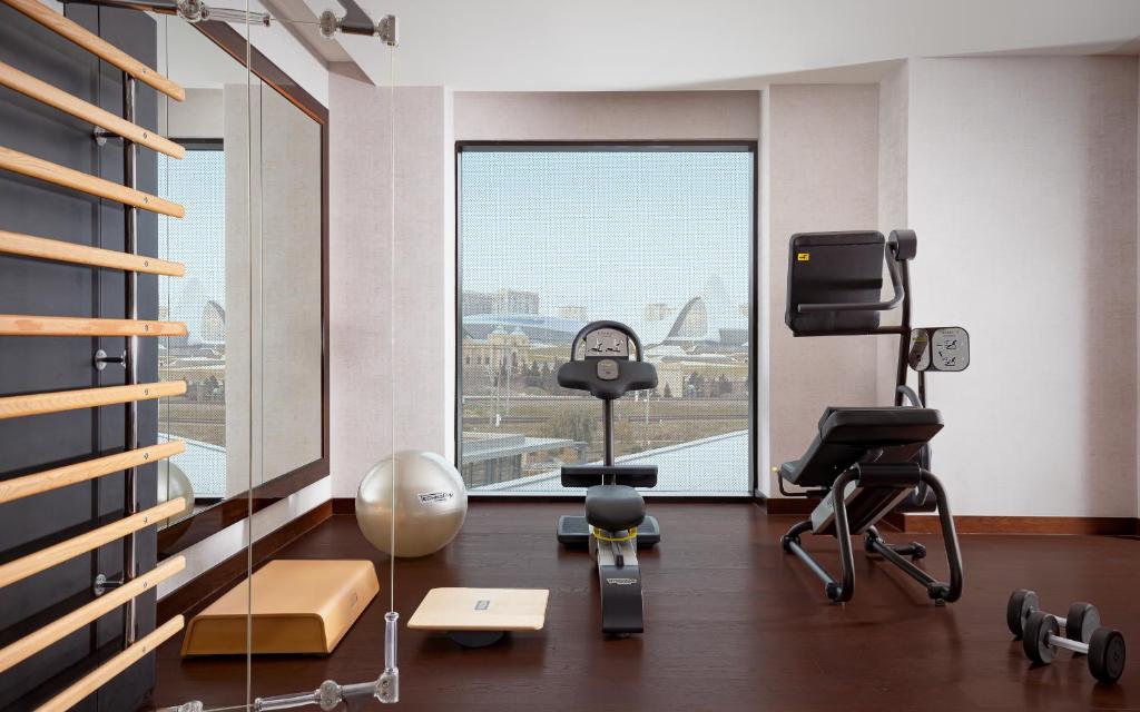Fitness centrum a/nebo fitness zařízení v ubytování The Ritz-Carlton, Baku
