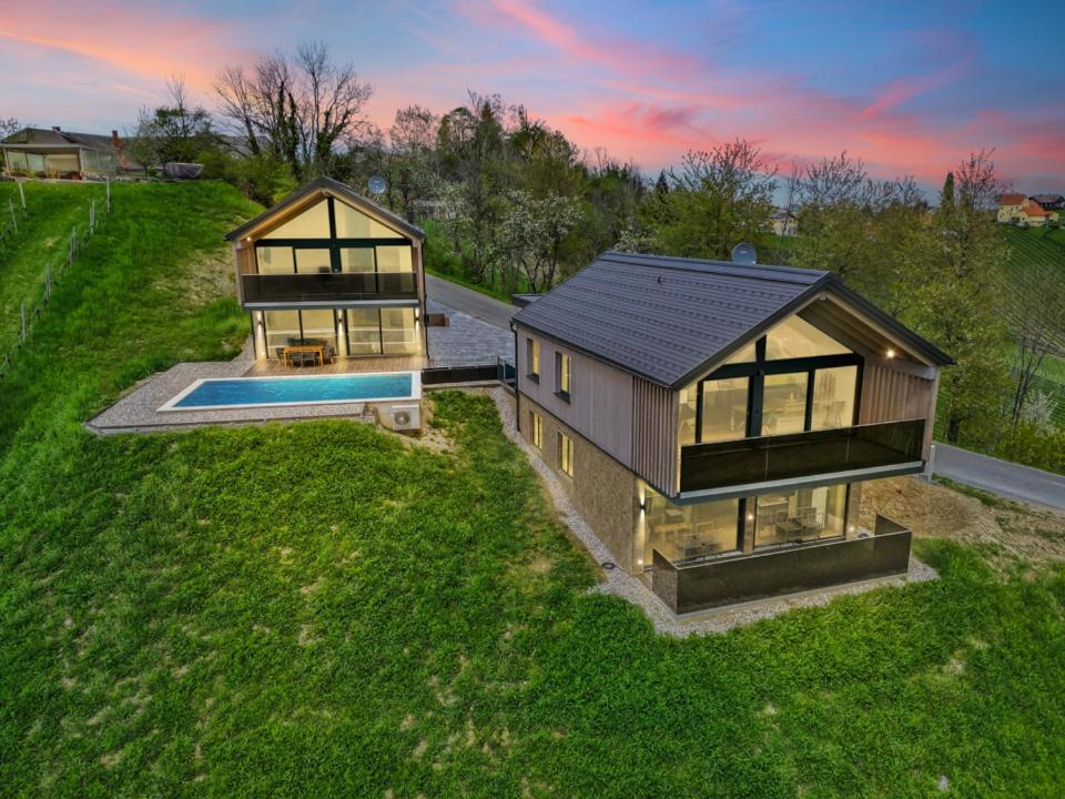 einen Blick über ein Haus mit Pool in der Unterkunft Luxus Chalet Max in Glanz an der Weinstraße 