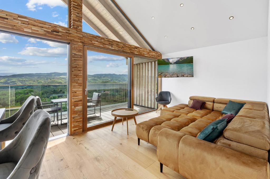 Uma área de estar em Luxus Chalet Max