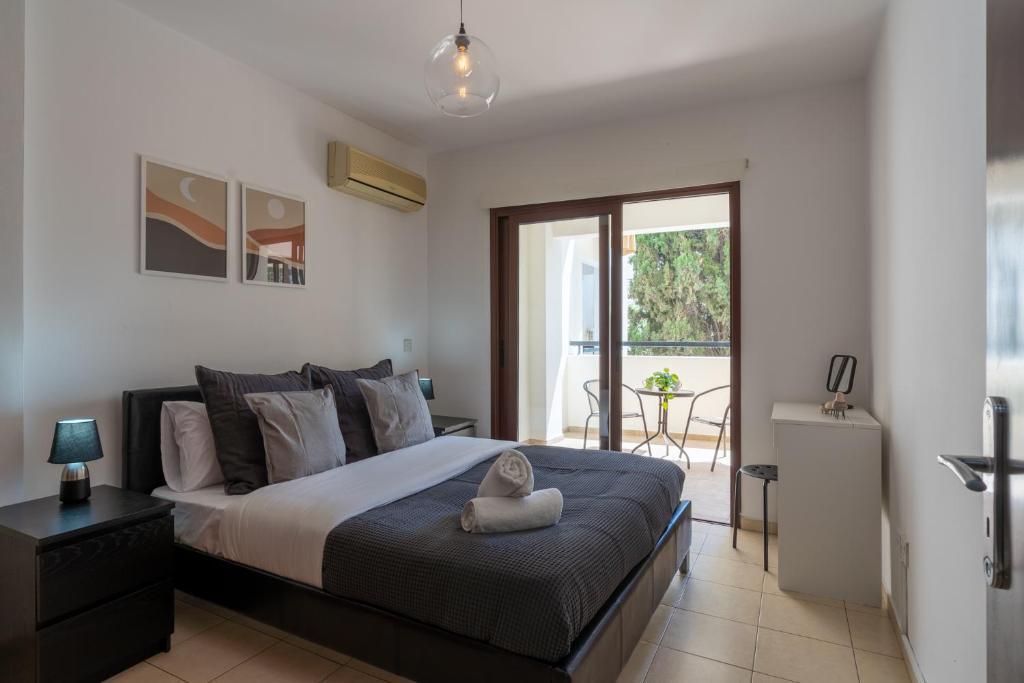 - une chambre avec un lit king-size et un balcon dans l'établissement Mia 1-Bedroom Apartment in Larnaca, à Larnaka