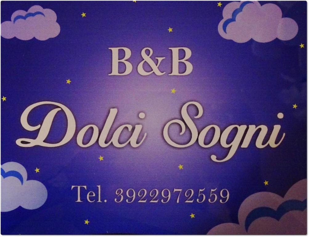 Una señal que dice bbc dolula saori con nubes y estrellas en Dolci Sogni, en Pisa