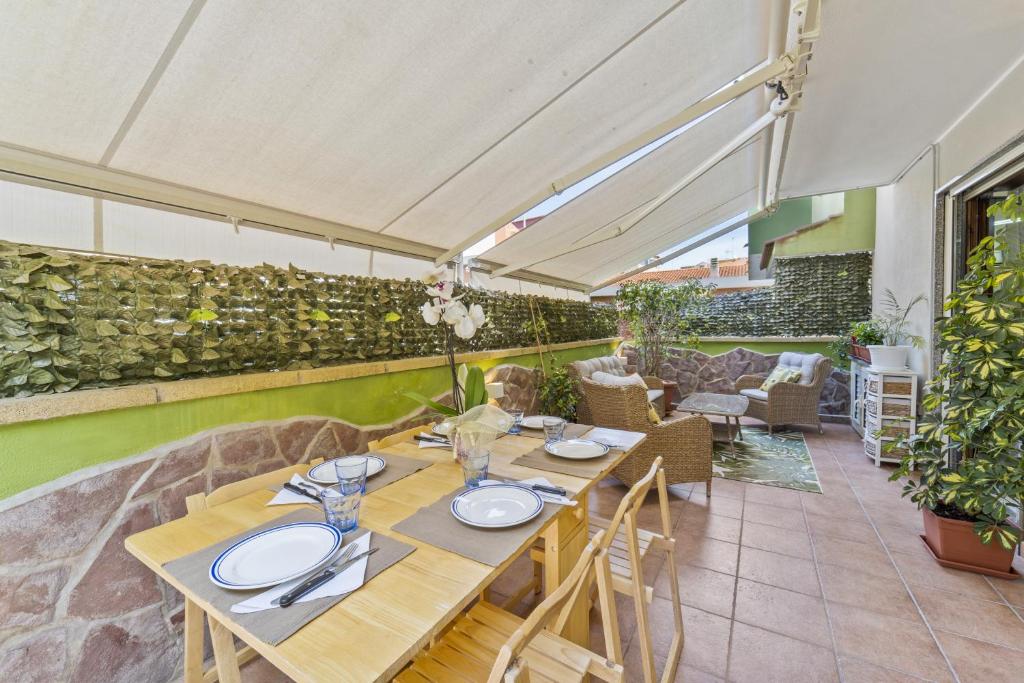 a dining room with a table and chairs at Ca' Alessandra in Carloforte