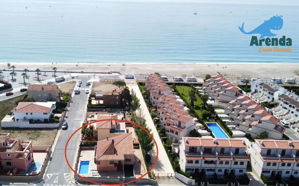 una vista aerea di un resort vicino alla spiaggia di Arenda Clara villa con piscina privada al lado de la playa a Hospitalet de l'Infant