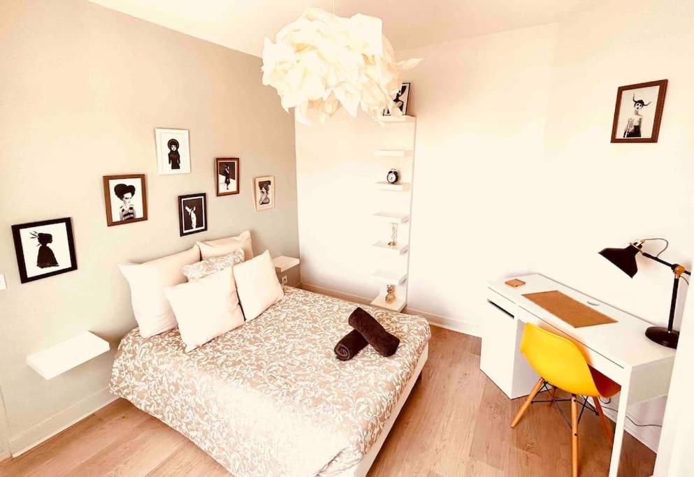 a bedroom with a bed and a desk and a desk at EL DREAM - WiFi NetFlix Centre-ville in Lisieux