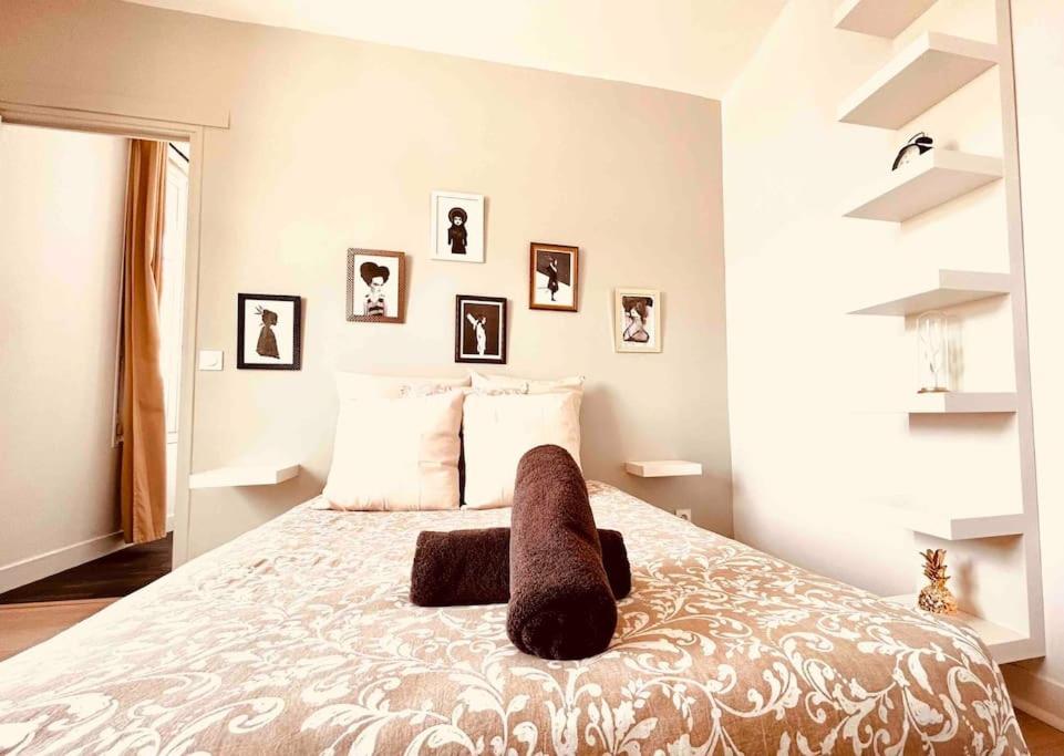 a bedroom with a large bed with white walls at EL DREAM - WiFi NetFlix Centre-ville in Lisieux