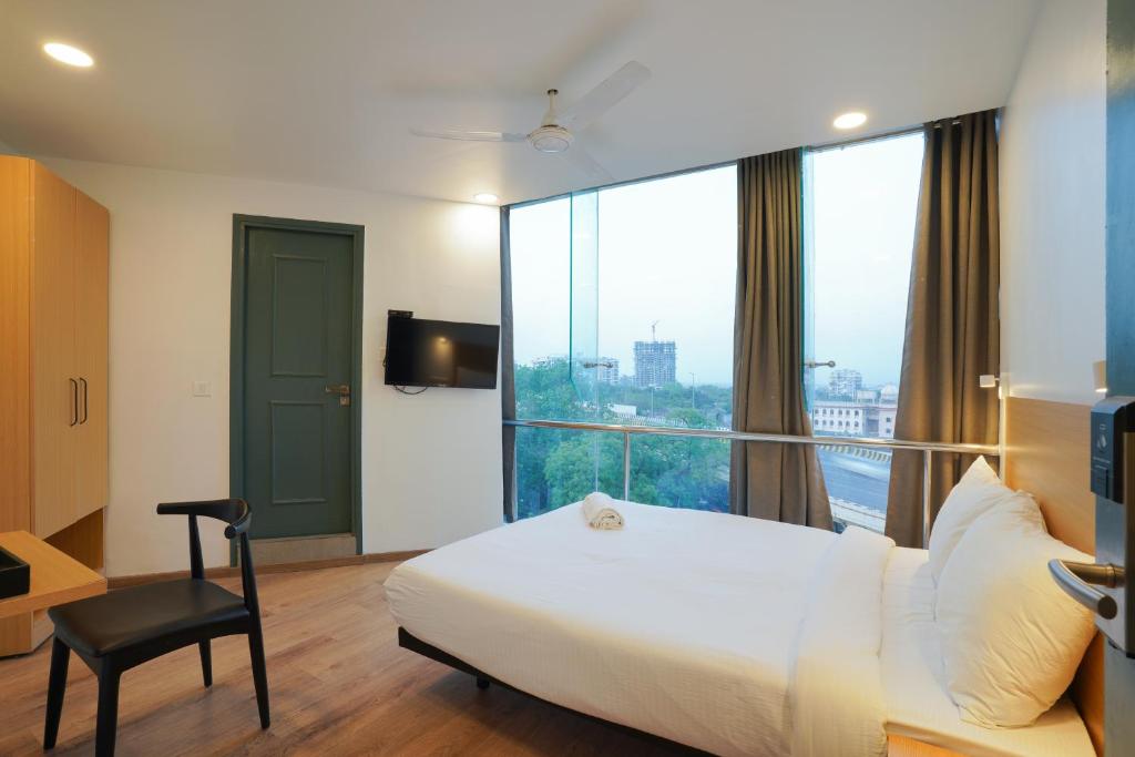 TV a/nebo společenská místnost v ubytování Uptown Hotel