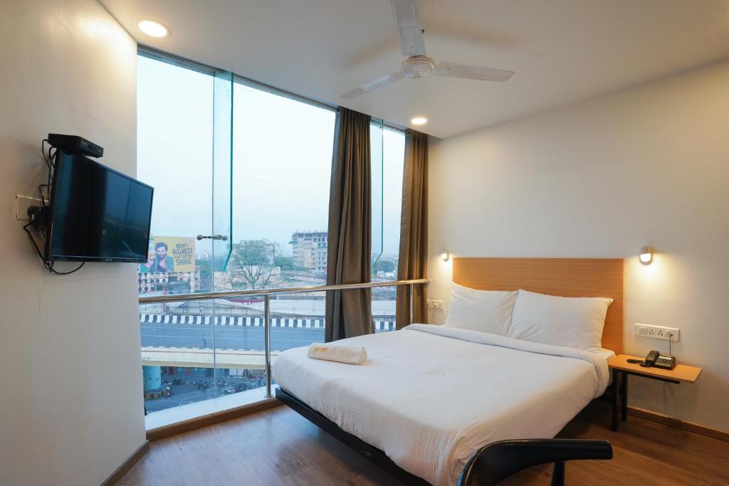 Postel nebo postele na pokoji v ubytování Uptown Hotel