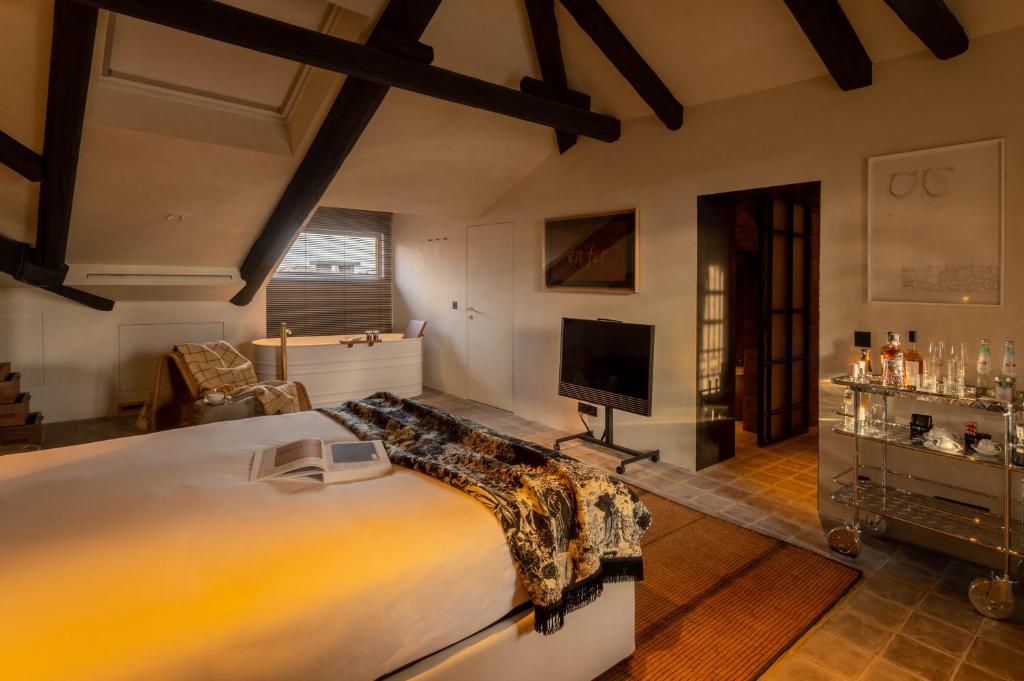 
King Room with Terrace, Grand Canal and Rialto bridge view
