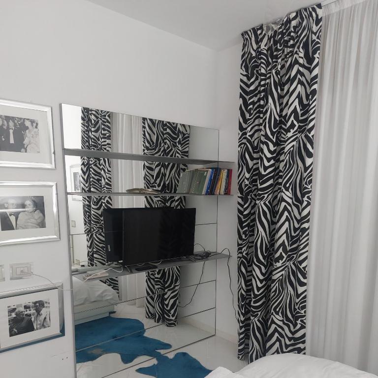 Televízia a/alebo spoločenská miestnosť v ubytovaní Condominio Imperiale