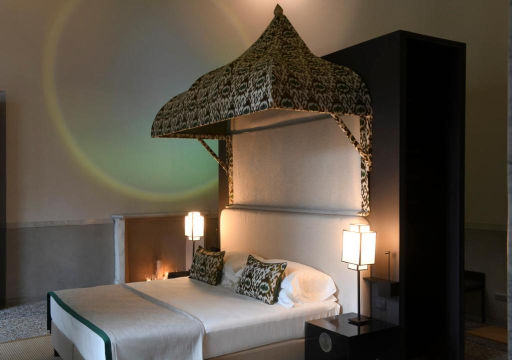 Postel nebo postele na pokoji v ubytování Hotel Palazzo Durazzo Suites