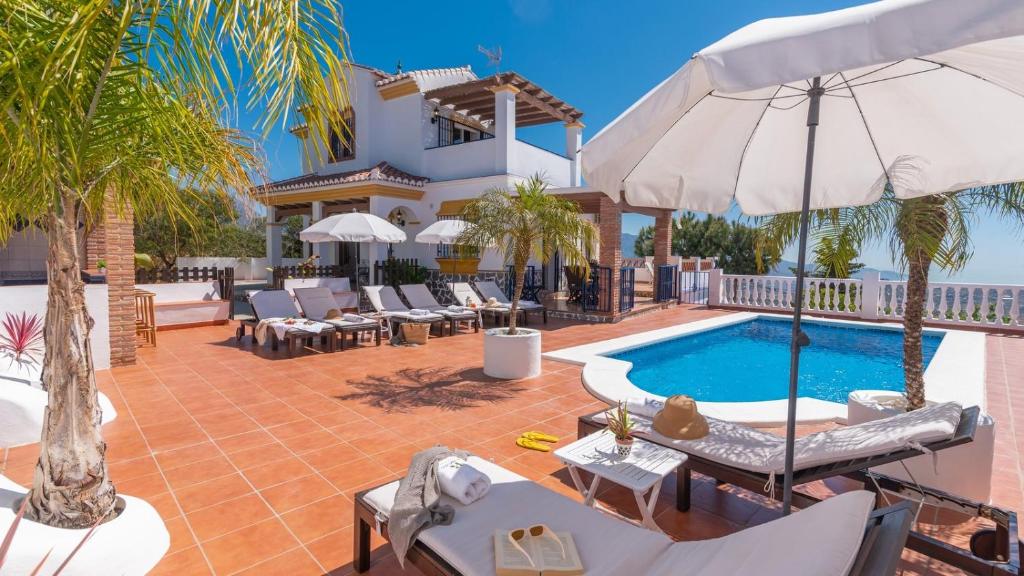 willa z basenem i ośrodkiem w obiekcie Casa Los Almendrales Torrox by Ruralidays w mieście Torrox