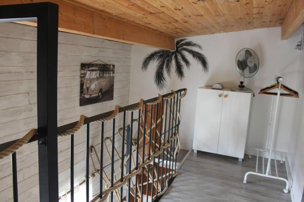 una escalera en una casa con techo de madera en Maison Lavelanet de Comminges, 