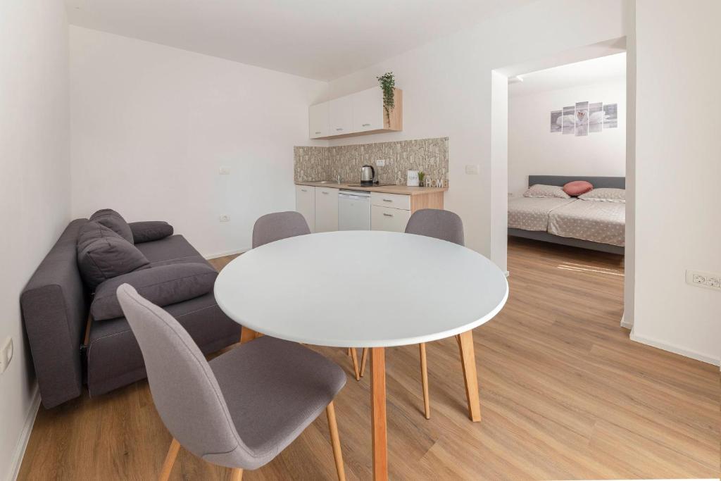 Apartments Berni - Studio With Terrace