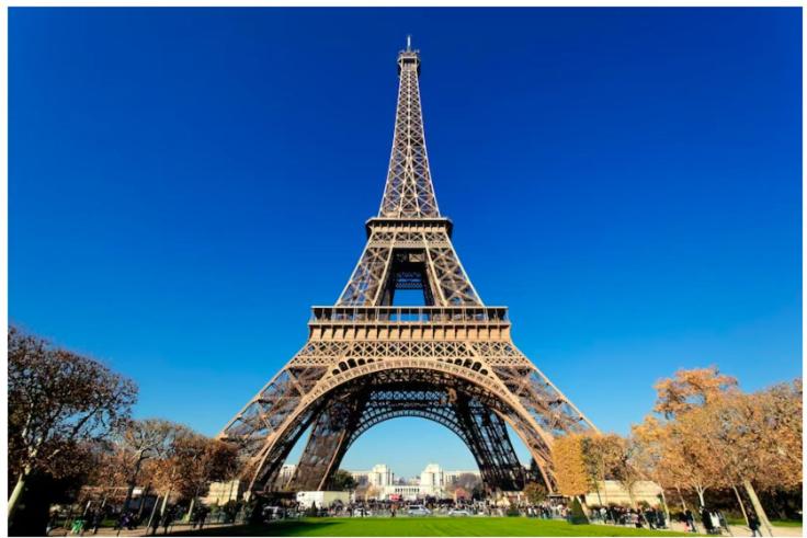a view of the eiffel tower on a clear day at Best place à 15 min de Paris in Saint-Maur-des-Fossés